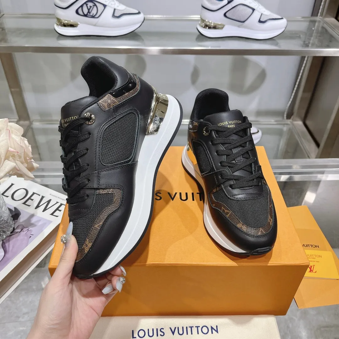 [L Family] P: 760💰Size 35-42 for women, 39-46 for men, (41.42 for women, 45.46 for men, customized) .LV Donkey Brand 🔥🔥LOUIS VUITTON Louis Vuitton's official website synchronizes the 2025 autumn and winter couple's models, which are now on the market, this Neo Run Away sneakers are inspired by running shoes, integrating LV's iconic must-have shoes into the trend. This version is a 1:1 replica of the original version. It is made of two-tone calfskin to highlight its simple lines and unique wedge outsole. Key details include the LV initials on the side and an engraved gold heel stabilizer on the back plus a 2cm hidden insole.